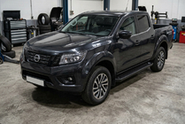 Nissan Navara/NP300 2016– Allmond Black side steps (set van 2, aluminium) foto 1