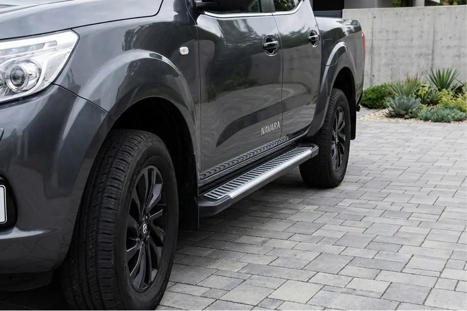 Nissan Navara/NP300 2016– Zijsteps Line (2 stuks, aluminium) Image