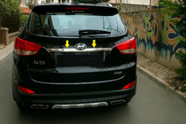 Hyundai IX-35 2010–2015 Brede chromen sierlijst boven de kentekenplaat foto 3