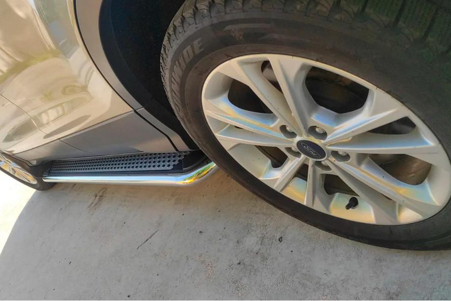 Ford Kuga/Escape 2013–2019 Maydos V2 side steps (2 stuks, aluminium + RVS) Met gespoten deurpanelen Foto 8
