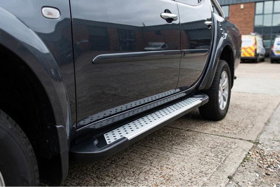 Mitsubishi L200 2015–2024 Side steps Allmond Grey (set van 2, aluminium) Image