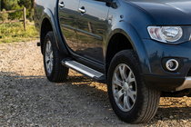 Mitsubishi L200 2015–2024 Line side steps (set van 2, aluminium) foto 1