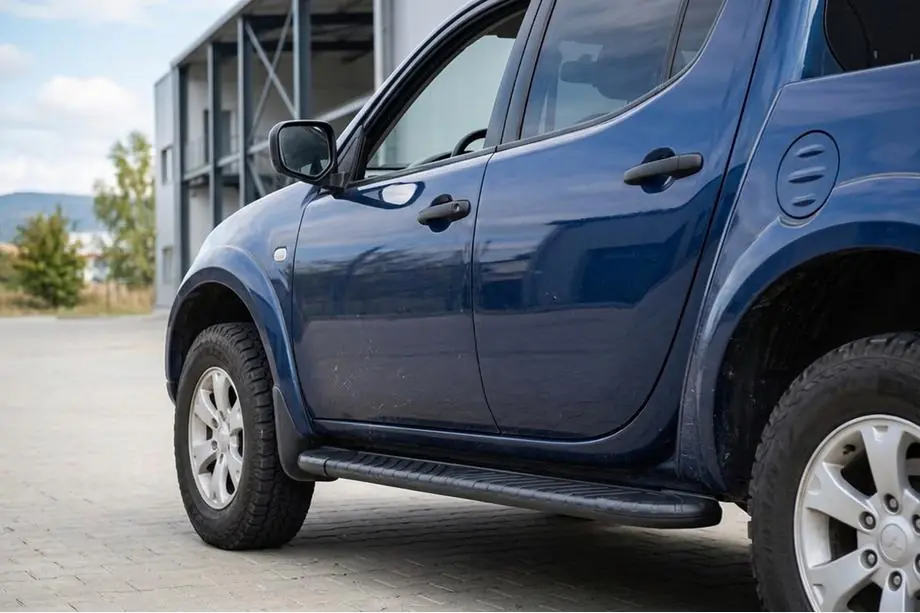 Mitsubishi L200 2015–2024 Bosphorus Black side steps (2 stuks, aluminium) Image