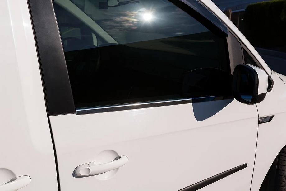 Volkswagen Caddy 2015–2020 Raamomlijsting zwart chroom (2 stuks, RVS) Image