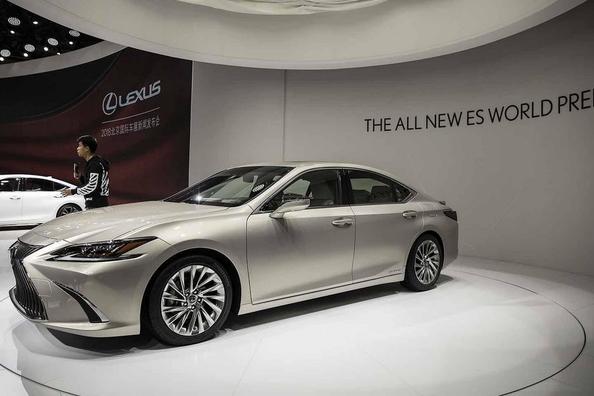 Zevende generatie Lexus ES-sedan