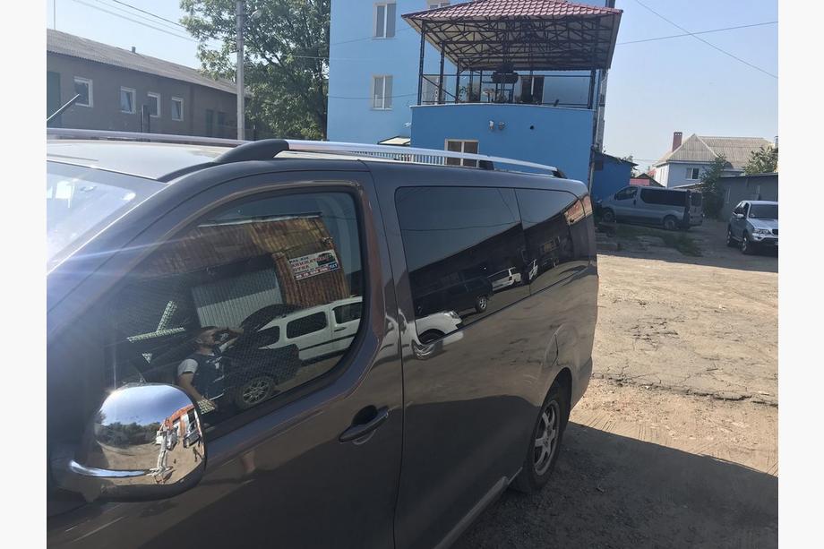Peugeot Traveller 2017– Chromen dakrails Korte wielbasis, kunststof voet Foto 2