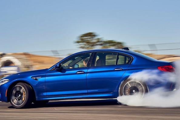 Sportieve sedan BMW M5 van de zesde generatie
