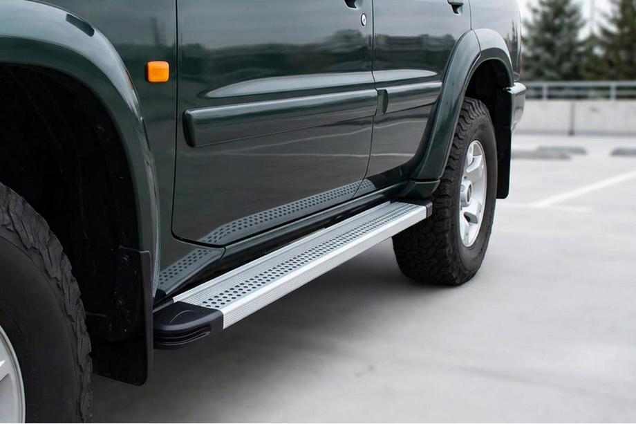 Nissan Patrol Y61 1997–2011 Zijtreden Maya V2 (set van 2, aluminium) Image