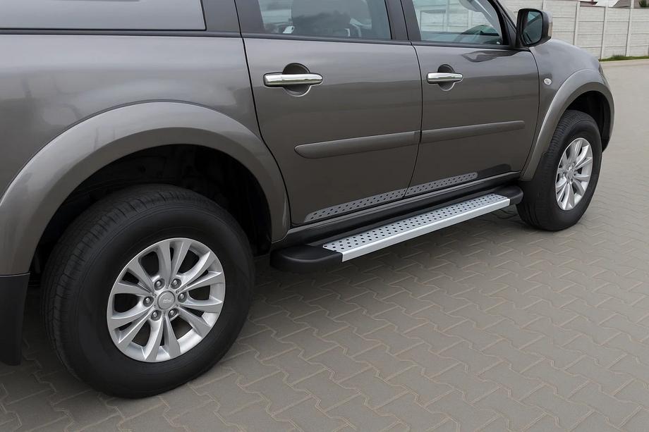 Mitsubishi Pajero Sport 2008–2015 Side steps X5-type (set van 2, aluminium) Image