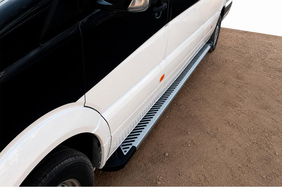 Mercedes Sprinter W907/W910 2018– Side steps Line (2 stuks, aluminium) Image
