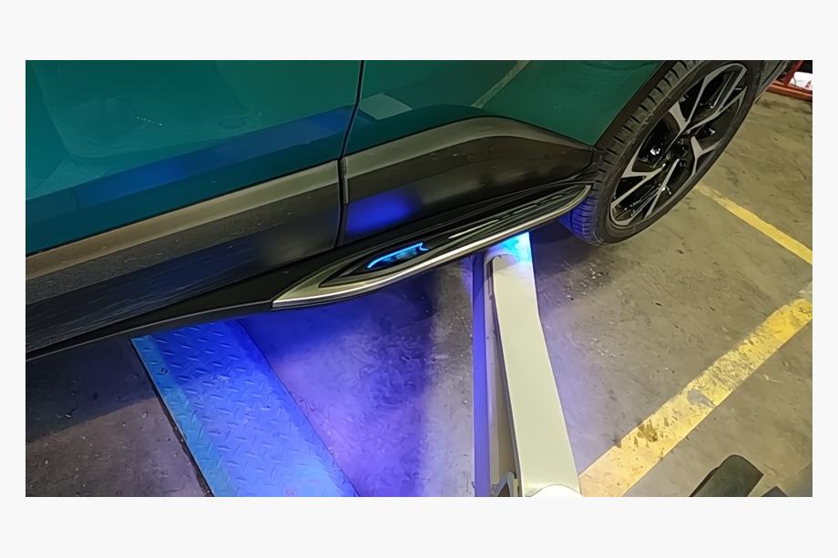 Toyota C-HR 2016–2023 Originele V2 side steps (set van 2, aluminium) Image