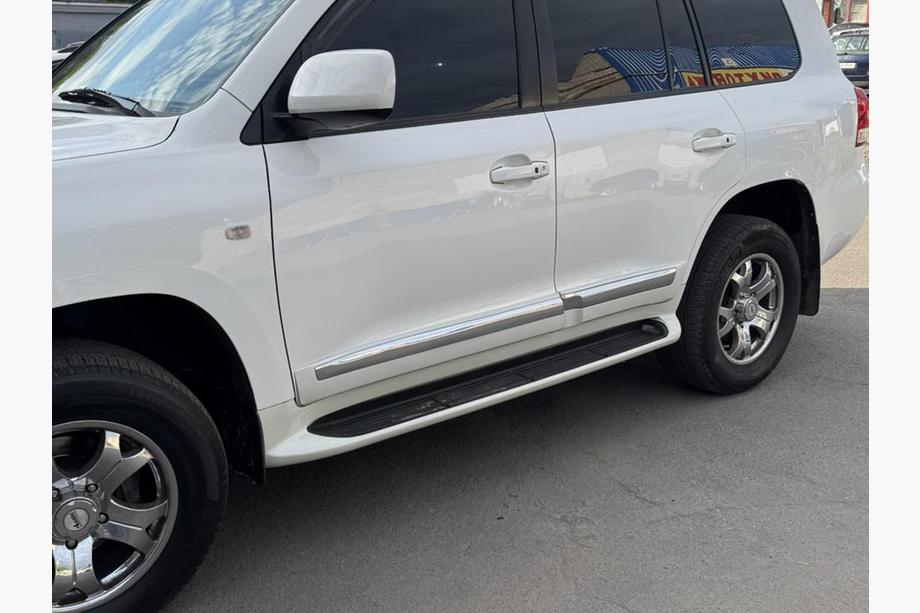Toyota Land Cruiser 200 2007–2021 Zijsteps (2015-2021) Zwarte kleur Foto 7