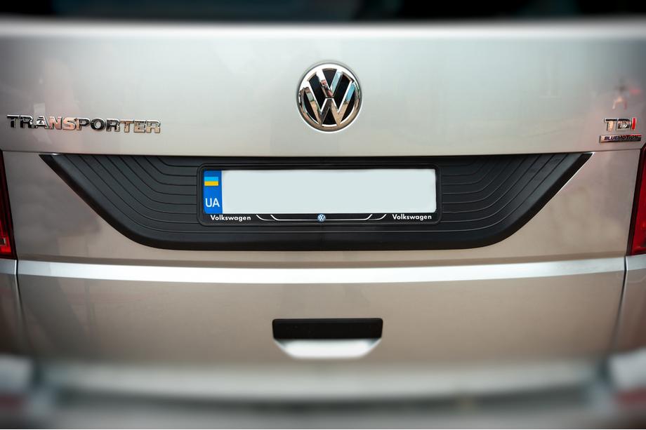 Volkswagen T6 2015–2024 Kunststof sierlijst voor kofferklep Rood Foto 3