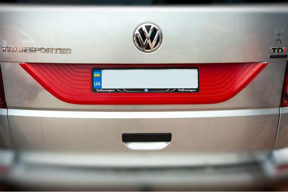 Volkswagen T6 2015–2024 Kunststof sierlijst voor kofferklep Rood Foto 4