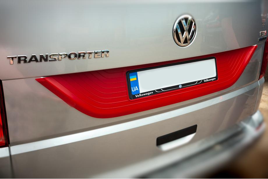 Volkswagen T6 2015–2024 Kunststof sierlijst voor kofferklep Rood Foto 2