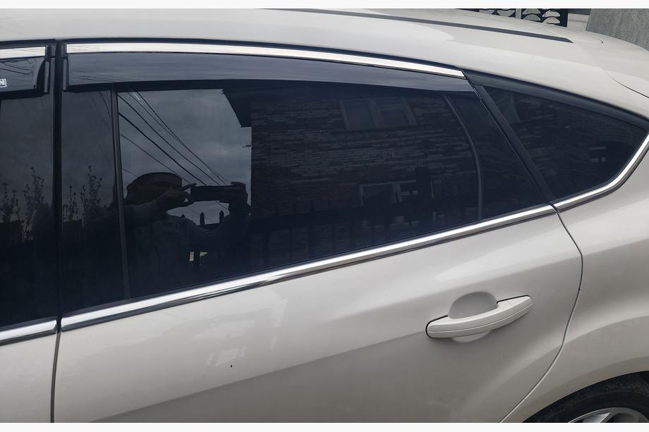 Ford Focus III 2011–2017 Raamwindschermen met chroomstrip Niken (SD/HB, 4 st.) Foto 5