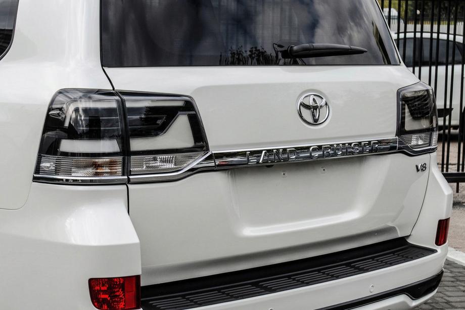 Toyota Land Cruiser 200 2007–2021 Achterlichten 2016+ (Executive Black) Image