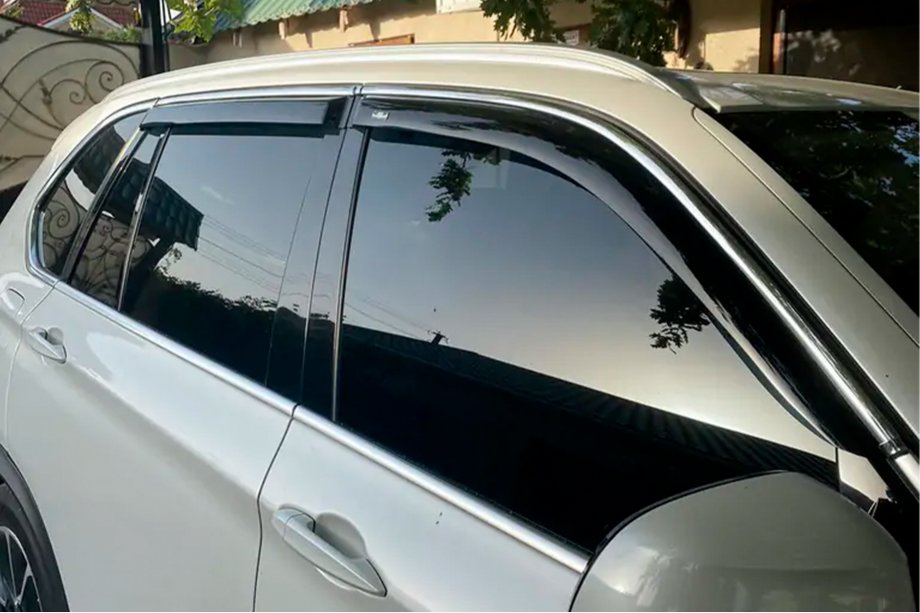 BMW X5 F15 2013–2018 Raamdeflectors met chroomstrip (4 stuks, HIC) Foto 1
