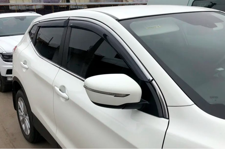 Nissan Qashqai 2014–2021 Raamdeflectors met chroomstrip (4 stuks, HIC) Foto 1