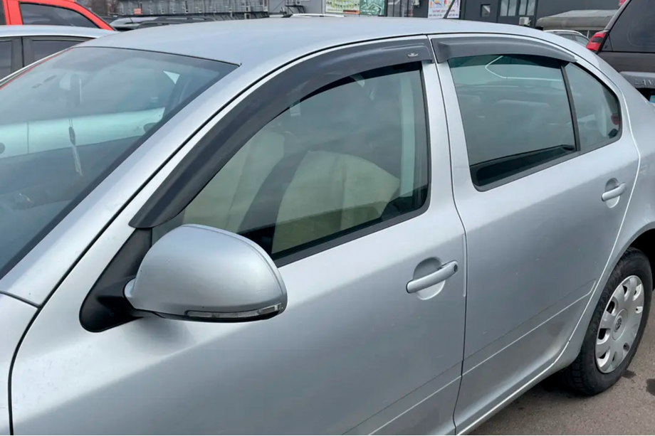 Skoda Octavia II A5 2006–2010 Raamdeflectoren LiftBack (set van 4, HIC) Image