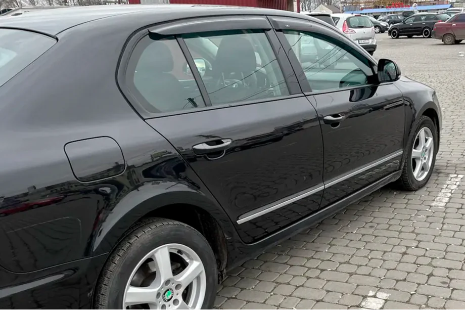 Skoda Superb 2009–2015 Raamwindschermen SD (set 4 stuks, HIC) Image
