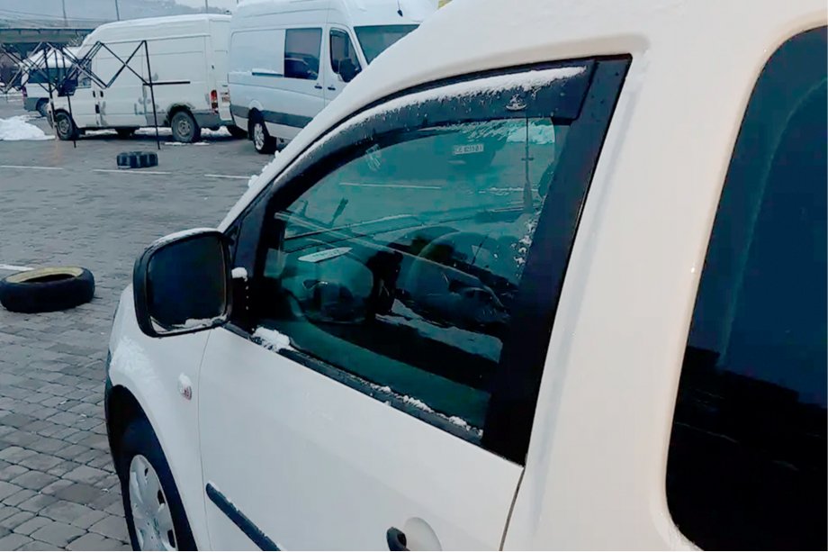 Volkswagen Caddy 2010–2015 Insteek raamwindschermen (2 st., HIC) Foto 2