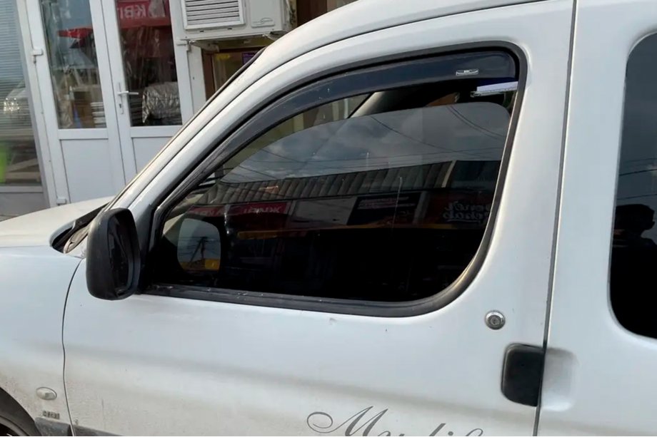 Peugeot Partner 1996–2008 Insteek raamwindschermen (2 st., HIC) Image