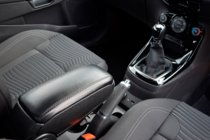 Renault Duster 2018–2024 Armsteun voor in de bekerhouder foto 5