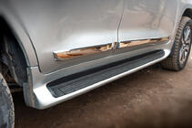Toyota Land Cruiser 200 2007–2021 Side steps met LED (design 2015-2020) Zwarte kleur foto 1