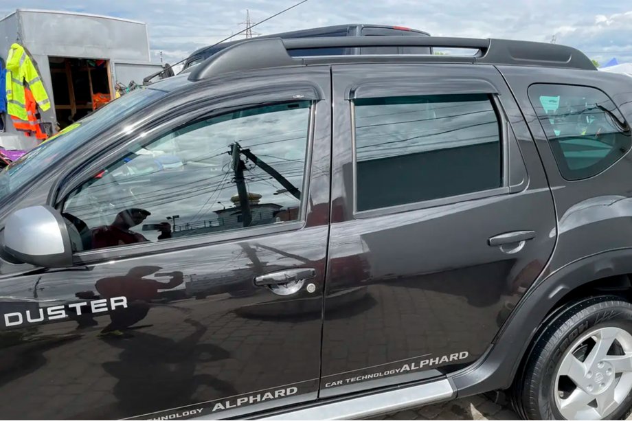 Dacia Duster 2008–2018 Raamdeflectoren (4 stuks, HIC) Image