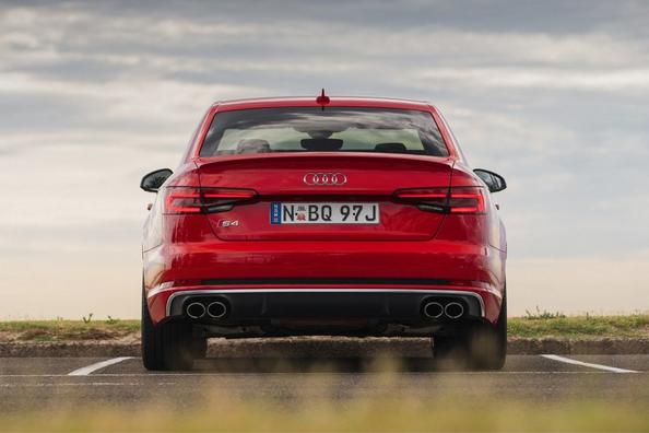 Test van de sportieve sedan Audi S4 Foto 4