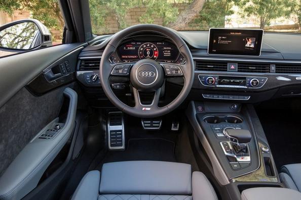 Test van de sportieve sedan Audi S4 Foto 6