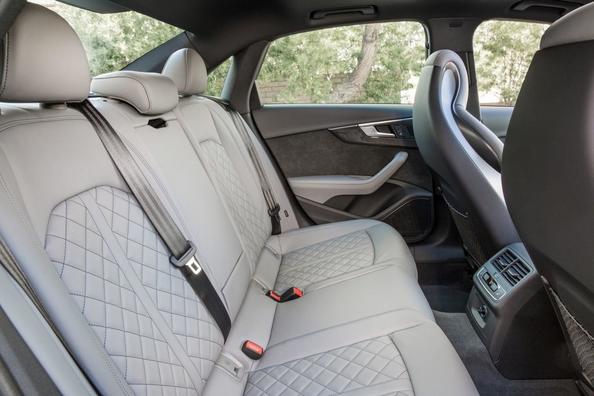 Test van de sportieve sedan Audi S4 Foto 7