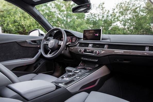 Test van de sportieve sedan Audi S4 Foto 5