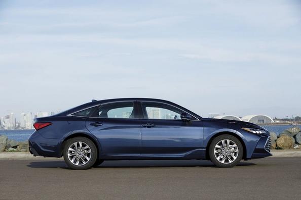 Vijfde generatie van de vlaggenschip-sedan Toyota Avalon Foto 11