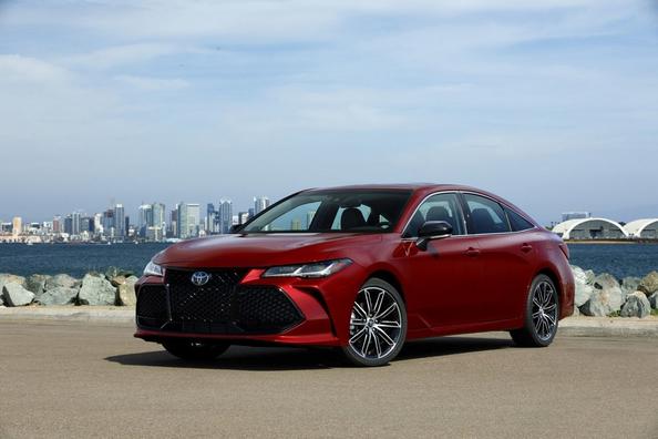 Vijfde generatie van de vlaggenschip-sedan Toyota Avalon Foto 1