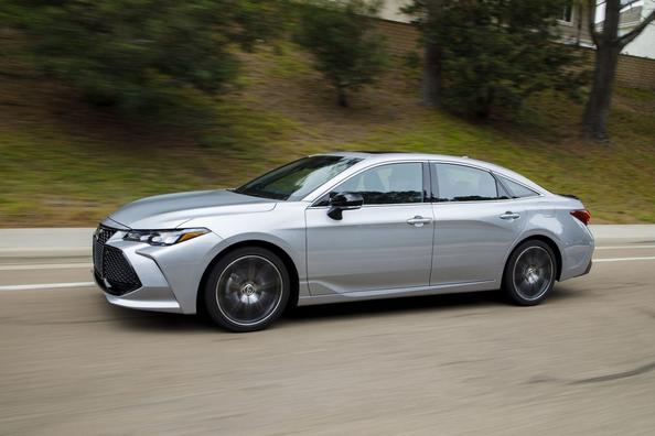 Vijfde generatie van de vlaggenschip-sedan Toyota Avalon Foto 9