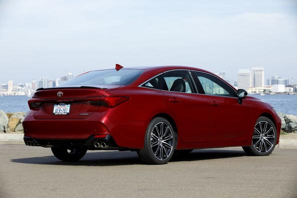 Vijfde generatie van de vlaggenschip-sedan Toyota Avalon Foto 8