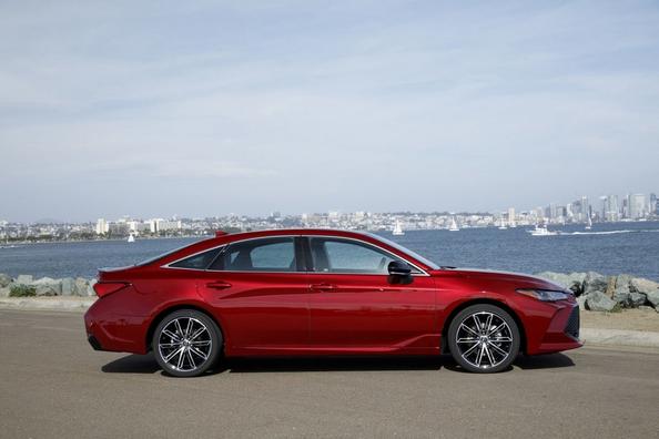 Vijfde generatie van de vlaggenschip-sedan Toyota Avalon Foto 2
