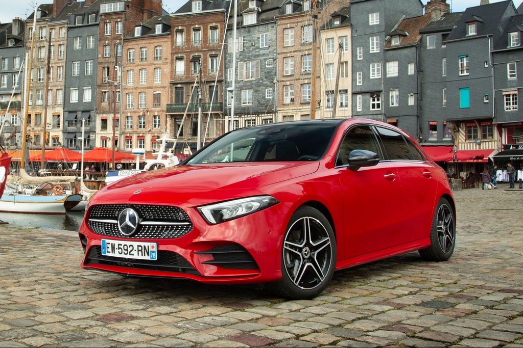 Vijfdeurs premium hatchback Mercedes-Benz A-class van de vierde generatie