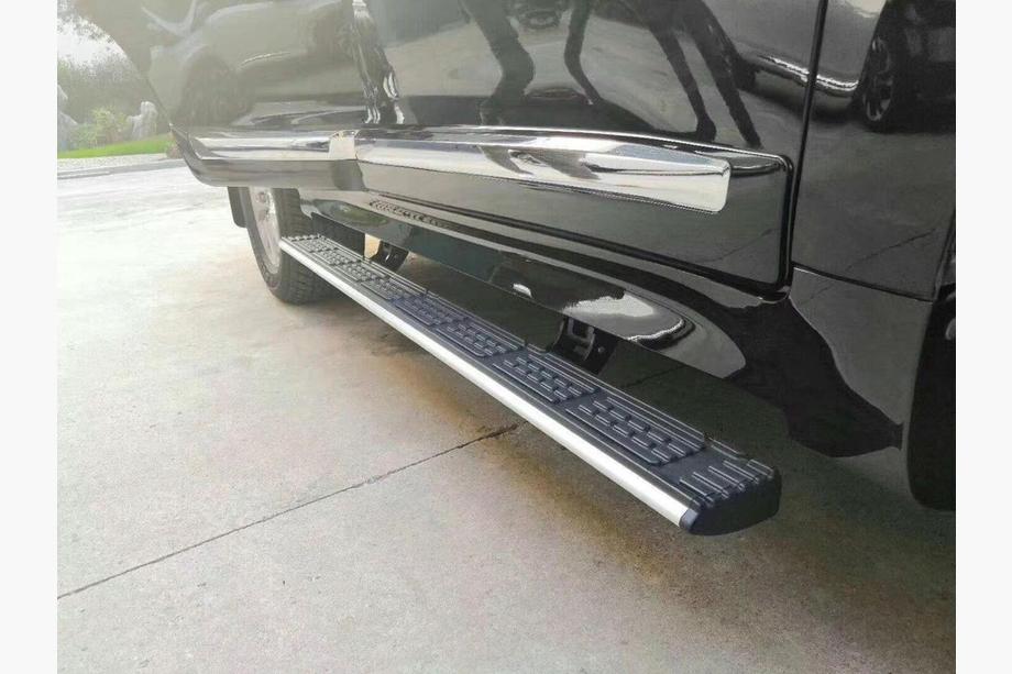 Toyota Land Cruiser 200 2007–2021 Automatische uitschuifbare side steps (set van 2, aluminium) Foto 3