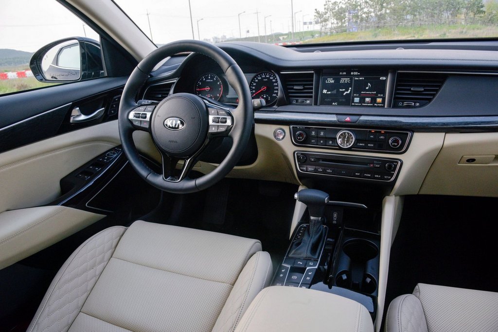 Tweede generatie van de KIA Cadenza-sedan