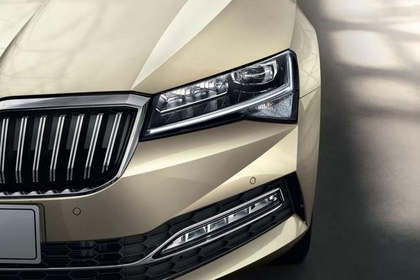 Review van de vernieuwde Skoda Superb liftback uit 2019 Foto 10