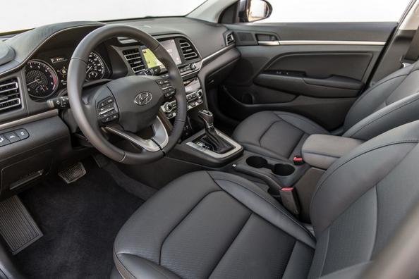 Compacte sedan Hyundai Elantra in vernieuwde vorm Foto 12