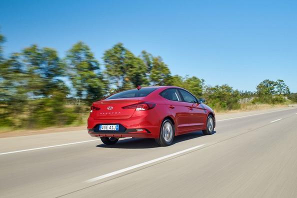Compacte sedan Hyundai Elantra in vernieuwde vorm Foto 9