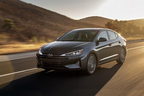 Compacte sedan Hyundai Elantra in vernieuwde vorm Foto 1