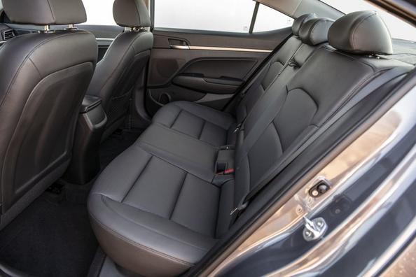 Compacte sedan Hyundai Elantra in vernieuwde vorm Foto 13