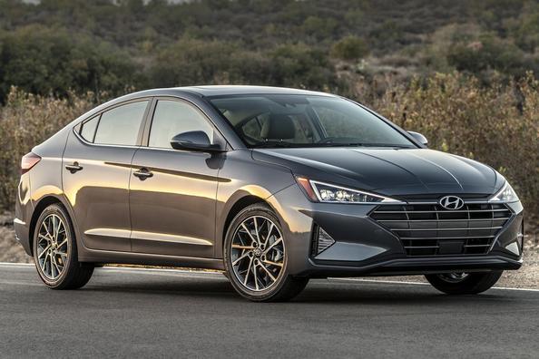 Compacte sedan Hyundai Elantra in vernieuwde vorm Foto 2