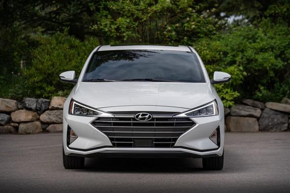 Compacte sedan Hyundai Elantra in vernieuwde vorm Foto 7
