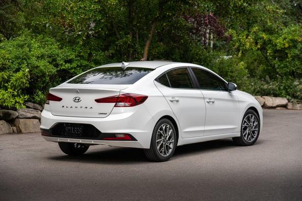 Compacte sedan Hyundai Elantra in vernieuwde vorm Foto 5